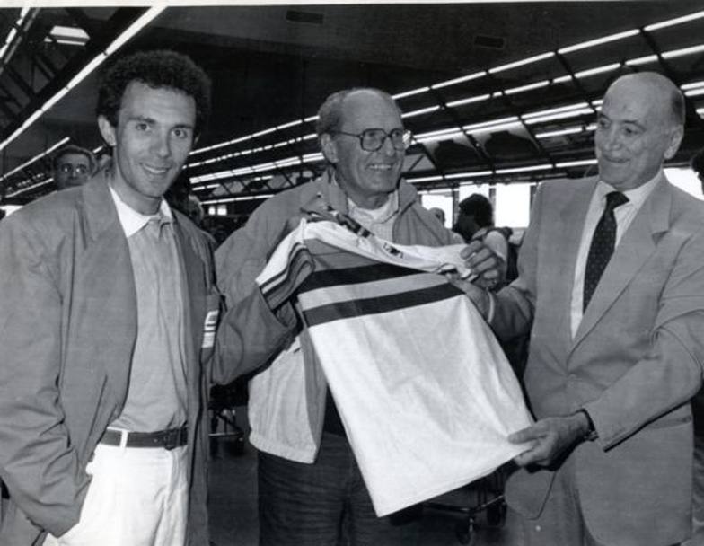 1986. A Malpensa assieme a Moreno Argentin con la maglia iridata conquistata a Colorado Springs. Ansa